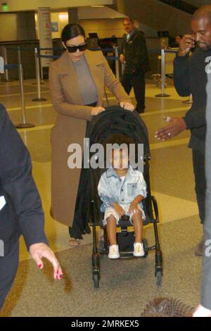 Kim Kardashian, Kanye West und North West erreichen LAX. Los Angeles, Kalifornien. 16. April 2015 Stockfoto