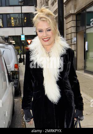 Die britische Popsängerin Kim Wilde, die vor allem für ihren neuen Wave-Klassiker „Kids in America“ aus dem Jahr 1980er bekannt ist, posiert vor dem BBC Radio 2 für Fotos. London, Großbritannien. 28. November 2011 Stockfoto