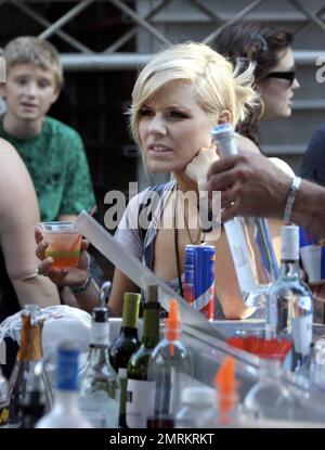 EXKLUSIV!! Der Sänger und Kandidat der zweiten Staffel „American Idol“ Kimberly Caldwell ist Richter beim Red Bull Soapbox Race in der Innenstadt von Los Angeles. Caldwell kam mit Freunden an, genoss einen Cocktail und hob ihn für den Fotografen während des Rennens auf. Los Angeles, Kalifornien. 9/26/09. Stockfoto