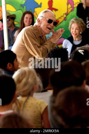 Kirk und Anne Douglas waren heute Morgen in der Ivanhoe Grundschule in Los Angeles, um einen neuen Kindergarten zu widmen. Die Kindergärtner begannen die Zeremonie mit dem Schwur der Allegiance und tanzten dann ein süßes Lied und Tanz für Kirk und Anne, zu der Zeit begann Kirk glücklich mit den Kindern zu tanzen. Bei der Zeremonie Schnitt Kirk ein gelbes Band, gefolgt von Kirks ursprünglicher „erster Rutsche“ auf der Spielplatzrutsche. Kirk, heute ein sehr junger 91-Jähriger, und seine Frau gründeten den Anne & Kirk Douglas Playground Award, der Geldmittel bis zu $25.000 EUR zur Verbesserung der Kinderbetreuung bereitstellt Stockfoto