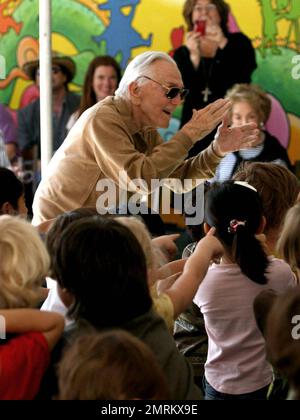 Kirk und Anne Douglas waren heute Morgen in der Ivanhoe Grundschule in Los Angeles, um einen neuen Kindergarten zu widmen. Die Kindergärtner begannen die Zeremonie mit dem Schwur der Allegiance und tanzten dann ein süßes Lied und Tanz für Kirk und Anne, zu der Zeit begann Kirk glücklich mit den Kindern zu tanzen. Bei der Zeremonie Schnitt Kirk ein gelbes Band, gefolgt von Kirks ursprünglicher „erster Rutsche“ auf der Spielplatzrutsche. Kirk, heute ein sehr junger 91-Jähriger, und seine Frau gründeten den Anne & Kirk Douglas Playground Award, der Geldmittel bis zu $25.000 EUR zur Verbesserung der Kinderbetreuung bereitstellt Stockfoto