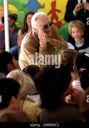 Kirk und Anne Douglas waren heute Morgen in der Ivanhoe Grundschule in Los Angeles, um einen neuen Kindergarten zu widmen. Die Kindergärtner begannen die Zeremonie mit dem Schwur der Allegiance und tanzten dann ein süßes Lied und Tanz für Kirk und Anne, zu der Zeit begann Kirk glücklich mit den Kindern zu tanzen. Bei der Zeremonie Schnitt Kirk ein gelbes Band, gefolgt von Kirks ursprünglicher „erster Rutsche“ auf der Spielplatzrutsche. Kirk, heute ein sehr junger 91-Jähriger, und seine Frau gründeten den Anne & Kirk Douglas Playground Award, der Geldmittel bis zu $25.000 EUR zur Verbesserung der Kinderbetreuung bereitstellt Stockfoto