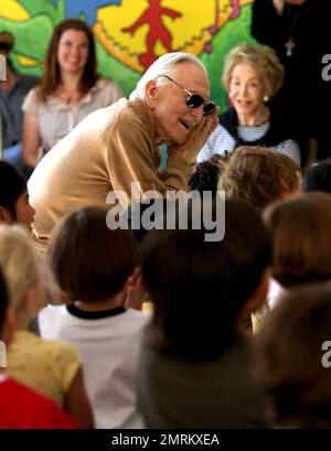 Kirk und Anne Douglas waren heute Morgen in der Ivanhoe Grundschule in Los Angeles, um einen neuen Kindergarten zu widmen. Die Kindergärtner begannen die Zeremonie mit dem Schwur der Allegiance und tanzten dann ein süßes Lied und Tanz für Kirk und Anne, zu der Zeit begann Kirk glücklich mit den Kindern zu tanzen. Bei der Zeremonie Schnitt Kirk ein gelbes Band, gefolgt von Kirks ursprünglicher „erster Rutsche“ auf der Spielplatzrutsche. Kirk, heute ein sehr junger 91-Jähriger, und seine Frau gründeten den Anne & Kirk Douglas Playground Award, der Geldmittel bis zu $25.000 EUR zur Verbesserung der Kinderbetreuung bereitstellt Stockfoto