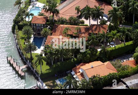 EXKLUSIV!! Es sieht so aus, als ob Anna Kournikova und Enrique Iglesias zusammen ein neues Miami Lovenest bauen. Das Paar wurde am Labor Day Wochenende gesehen und sah den Bau dieses neuen weitläufigen Herrenhauses. Die Grundstücke, die zwei angrenzende Grundstücke umfassen, wurden 2009 für $4,5 Millionen US-Dollar gekauft, eines für das neue Haus und eines für einen privaten Garten. Die Manse am Wasser befindet sich nur ein paar Häuser von Enriques aktuellem Haus, das er 1996 für 640.000 Dollar gekauft hat. Das Haus, das im Bau ist, ist wesentlich größer als das alte Haus und übertrifft die meisten anderen Häuser in der exklusiven, umzäunten Com Stockfoto