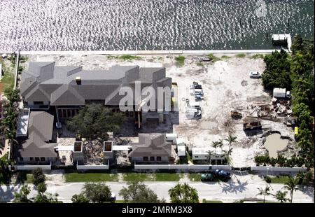 EXKLUSIV!! Es sieht so aus, als ob Anna Kournikova und Enrique Iglesias zusammen ein neues Miami Lovenest bauen. Das Paar wurde am Labor Day Wochenende gesehen und sah den Bau dieses neuen weitläufigen Herrenhauses. Die Grundstücke, die zwei angrenzende Grundstücke umfassen, wurden 2009 für $4,5 Millionen US-Dollar gekauft, eines für das neue Haus und eines für einen privaten Garten. Die Manse am Wasser befindet sich nur ein paar Häuser von Enriques aktuellem Haus, das er 1996 für 640.000 Dollar gekauft hat. Das Haus, das im Bau ist, ist wesentlich größer als das alte Haus und übertrifft die meisten anderen Häuser in der exklusiven, umzäunten Com Stockfoto