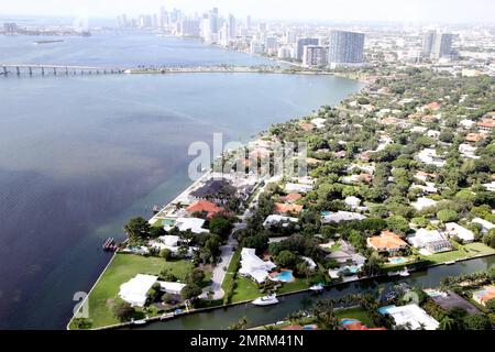 EXKLUSIV!! Es sieht so aus, als ob Anna Kournikova und Enrique Iglesias zusammen ein neues Miami Lovenest bauen. Das Paar wurde am Labor Day Wochenende gesehen und sah den Bau dieses neuen weitläufigen Herrenhauses. Die Grundstücke, die zwei angrenzende Grundstücke umfassen, wurden 2009 für $4,5 Millionen US-Dollar gekauft, eines für das neue Haus und eines für einen privaten Garten. Die Manse am Wasser befindet sich nur ein paar Häuser von Enriques aktuellem Haus, das er 1996 für 640.000 Dollar gekauft hat. Das Haus, das im Bau ist, ist wesentlich größer als das alte Haus und übertrifft die meisten anderen Häuser in der exklusiven, umzäunten Com Stockfoto