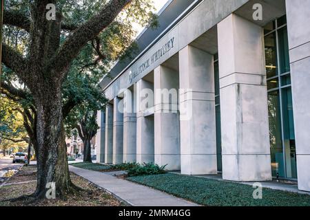 NEW ORLEANS, LA, USA - 27. JANUAR 2023: Schräge Sicht auf die Vorderseite des Hancock Whitney Bank-Gebäudes in der South Carrollton Avenue Stockfoto