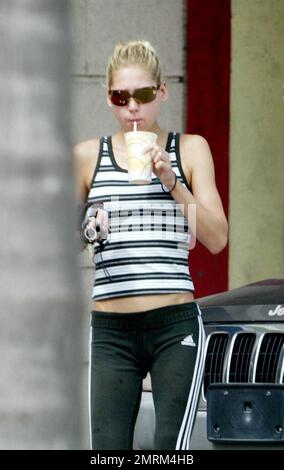 Exclusive!! Anna Kournikova stops for a drink after her morning workout, Miami Beach FL, 6/13/06 Stock Photo