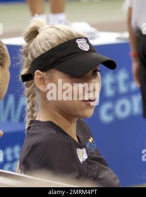 Anna Kournikova spielt im Doppel-Spiel der Frauen mit dem St. Louis Aces während ihres Spiels gegen die Boston Hummer im WTT Professional Tennis League-Turnier im Ferncroft Country Club. Die Aces haben das Spiel 5-1 verloren. Während des Spiels stritt Anna Berichten zufolge kurz mit einem Richter über einen Anruf, der außerhalb des zulässigen Bereichs lag, und nach dem Spiel saß sie an der Seitenlinie und unterhielt sich mit einem Freund. Während er dort war, kam ein Mann vorbei und sagte etwas, das den Tennis-Superstar verunsichert zu haben schien. Sie hatten eine hitzige Diskussion, bevor der Cheftrainer den Mann zum Gehen bestellte, da die Situation eine Szene verursachte. Stockfoto