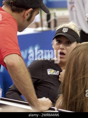 Anna Kournikova spielt im Doppel-Spiel der Frauen mit dem St. Louis Aces während ihres Spiels gegen die Boston Hummer im WTT Professional Tennis League-Turnier im Ferncroft Country Club. Die Aces haben das Spiel 5-1 verloren. Während des Spiels stritt Anna Berichten zufolge kurz mit einem Richter über einen Anruf, der außerhalb des zulässigen Bereichs lag, und nach dem Spiel saß sie an der Seitenlinie und unterhielt sich mit einem Freund. Während er dort war, kam ein Mann vorbei und sagte etwas, das den Tennis-Superstar verunsichert zu haben schien. Sie hatten eine hitzige Diskussion, bevor der Cheftrainer den Mann zum Gehen bestellte, da die Situation eine Szene verursachte. Stockfoto