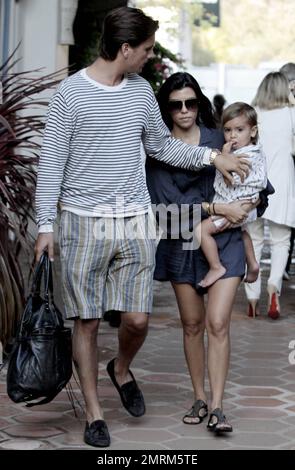 Kourtney Kardashian mit Partner Scott Disick und ihrem Sohn Mason Dash Disick sahen, wie er Taverna Tony's Restaurant in Malibu, Kalifornien, verließ. 14. August 2011. Stockfoto