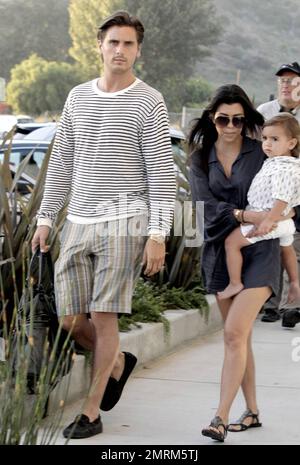 Kourtney Kardashian mit Partner Scott Disick und ihrem Sohn Mason Dash Disick sahen, wie er Taverna Tony's Restaurant in Malibu, Kalifornien, verließ. 14. August 2011. Stockfoto