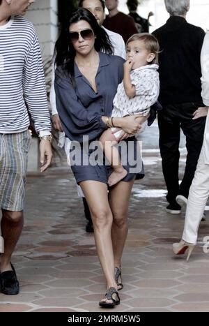 Kourtney Kardashian mit Partner Scott Disick und ihrem Sohn Mason Dash Disick sahen, wie er Taverna Tony's Restaurant in Malibu, Kalifornien, verließ. 14. August 2011. Stockfoto