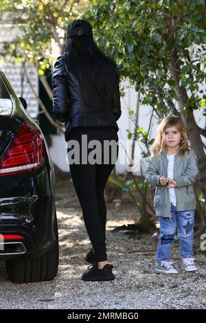 Kourtney Kardashian brachte die Kinder dazu, Freunde zu besuchen und dann in der Taverna Tony in Malibu zu Mittag zu essen. Los Angeles, Kalifornien. 4. Januar 2016 Stockfoto
