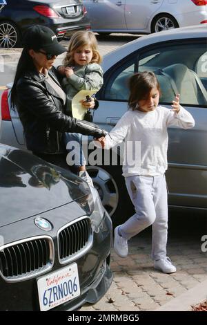 Kourtney Kardashian brachte die Kinder dazu, Freunde zu besuchen und dann in der Taverna Tony in Malibu zu Mittag zu essen. Los Angeles, Kalifornien. 4. Januar 2016 Stockfoto