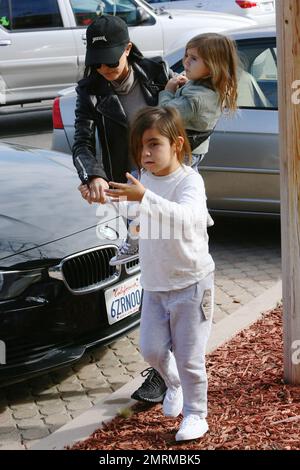 Kourtney Kardashian brachte die Kinder dazu, Freunde zu besuchen und dann in der Taverna Tony in Malibu zu Mittag zu essen. Los Angeles, Kalifornien. 4. Januar 2016 Stockfoto
