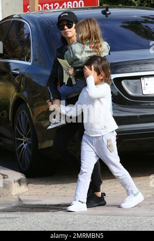 Kourtney Kardashian brachte die Kinder dazu, Freunde zu besuchen und dann in der Taverna Tony in Malibu zu Mittag zu essen. Los Angeles, Kalifornien. 4. Januar 2016 Stockfoto