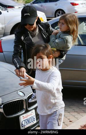 Kourtney Kardashian brachte die Kinder dazu, Freunde zu besuchen und dann in der Taverna Tony in Malibu zu Mittag zu essen. Los Angeles, Kalifornien. 4. Januar 2016 Stockfoto