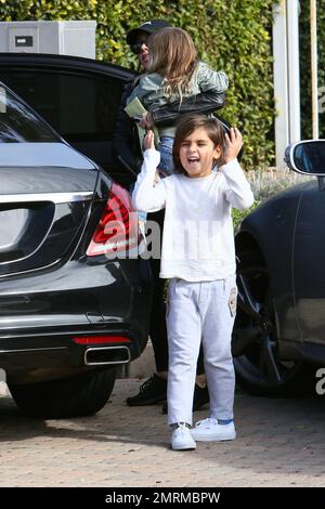 Kourtney Kardashian brachte die Kinder dazu, Freunde zu besuchen und dann in der Taverna Tony in Malibu zu Mittag zu essen. Los Angeles, Kalifornien. 4. Januar 2016 Stockfoto