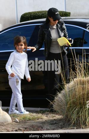Kourtney Kardashian brachte die Kinder dazu, Freunde zu besuchen und dann in der Taverna Tony in Malibu zu Mittag zu essen. Los Angeles, Kalifornien. 4. Januar 2016 Stockfoto