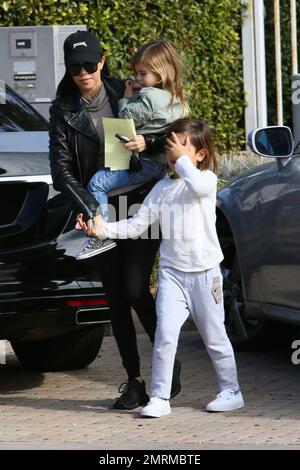 Kourtney Kardashian brachte die Kinder dazu, Freunde zu besuchen und dann in der Taverna Tony in Malibu zu Mittag zu essen. Los Angeles, Kalifornien. 4. Januar 2016 Stockfoto