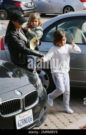 Kourtney Kardashian brachte die Kinder dazu, Freunde zu besuchen und dann in der Taverna Tony in Malibu zu Mittag zu essen. Los Angeles, Kalifornien. 4. Januar 2016 Stockfoto