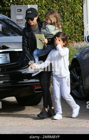 Kourtney Kardashian brachte die Kinder dazu, Freunde zu besuchen und dann in der Taverna Tony in Malibu zu Mittag zu essen. Los Angeles, Kalifornien. 4. Januar 2016 Stockfoto