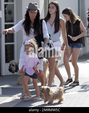 „The Real Housewives of Beverly Hills“-Reality-Star Kyle Richards wurde mit den Töchtern Farrah, Alexia, Sophia und Portia im Country Mart in Malibu, Kalifornien, gesehen. 16. Juni 2012 Stockfoto