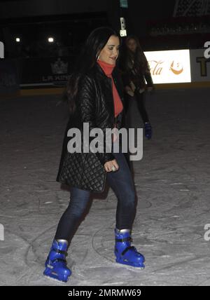 Kyle Richards, Star von „Real Housewives of Beverly Hills“, geht mit den Töchtern Alexia, Sophia und Portia auf einer offenen Eisbahn Schlittschuhlaufen, während er in Disney on Ice die Produktion von „Toy Story 3“ aufführt. Los Angeles, Kalifornien. 14. Dezember 2011 Stockfoto