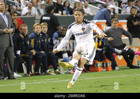 David Beckham und sein TEAM VON LA Galaxy haben 26.000 ausverkaufte Spieler geschlagen und haben ihre Heimkonkurrenten, die Chivas USA, mit einem 1-0-Sieg ausgeschlossen, um die reguläre Saison ungeschlagen zu beenden. Beckham spielte das ganze Spiel, während seine Söhne Cruz, Brooklyn und Romeo auf der Tribüne zuschauten. Seine beiden Lieblingsfrauen, Frau Victoria und das neugeborene Harper Seven, kamen diese Saison ins Home Depot Center und sahen zu, wie die LA Galaxy die Chivas aus einer Suite schlug. Die Galaxy (19-4-10) hatte das Supporters' Shield bereits für den besten Rekord der MLS in der regulären Saison gekämpft und sich die Supe gesichert Stockfoto