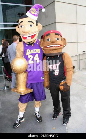 Fans schlichten sich im Staples Center für das Basketballspiel „LA Lakers vs Miami Heat“ am ersten Weihnachtsfeiertag. Los Angeles, Kalifornien. 12/25/10. Stockfoto