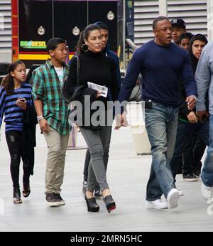 Dr. Dre (Andre Romelle Young), Ehefrau Nicole ThreatT und ihre Kinder, Son Truth und Tochter, kommen wirklich im Staples Center an, um das Basketballspiel LA Lakers vs Miami Heat Christmas Day zu besuchen. Los Angeles, Kalifornien. 12/25/10. Stockfoto