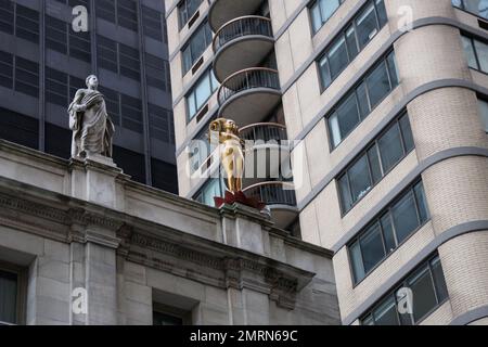 Auf dem New Yorker Gerichtsgebäude wurde eine neue Statue für Abtreibungen aufgestellt, die Kontroversen auslöst und als „Demoniac“ bezeichnet wird. Die glitzernde, goldene weibliche Skulptur aus einer rosa Lotusblume trägt den Spitzenkragen von Richter Ruth Bader Ginsburg. Die Statue wurde von der pakistanisch-amerikanischen Künstlerin Shahzia Sikander, 53, gebaut und wurde auf dem Dach des Gerichtsgebäudes der Berufungsabteilung, der ersten Justizabteilung des Obersten Gerichtshofs des Staates New York, neben Statuen einer Reihe anderer Gesetzgeber errichtet. Berühmt. Das Denkmal zieht jedoch die Aufmerksamkeit von Stockfoto