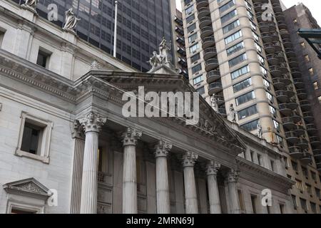 Auf dem New Yorker Gerichtsgebäude wurde eine neue Statue für Abtreibungen aufgestellt, die Kontroversen auslöst und als „Demoniac“ bezeichnet wird. Die glitzernde, goldene weibliche Skulptur aus einer rosa Lotusblume trägt den Spitzenkragen von Richter Ruth Bader Ginsburg. Die Statue wurde von der pakistanisch-amerikanischen Künstlerin Shahzia Sikander, 53, gebaut und wurde auf dem Dach des Gerichtsgebäudes der Berufungsabteilung, der ersten Justizabteilung des Obersten Gerichtshofs des Staates New York, neben Statuen einer Reihe anderer Gesetzgeber errichtet. Berühmt. Das Denkmal zieht jedoch die Aufmerksamkeit von Stockfoto