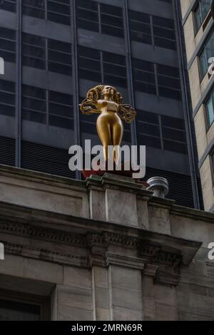 Auf dem New Yorker Gerichtsgebäude wurde eine neue Statue für Abtreibungen aufgestellt, die Kontroversen auslöst und als „Demoniac“ bezeichnet wird. Die glitzernde, goldene weibliche Skulptur aus einer rosa Lotusblume trägt den Spitzenkragen von Richter Ruth Bader Ginsburg. Die Statue wurde von der pakistanisch-amerikanischen Künstlerin Shahzia Sikander, 53, gebaut und wurde auf dem Dach des Gerichtsgebäudes der Berufungsabteilung, der ersten Justizabteilung des Obersten Gerichtshofs des Staates New York, neben Statuen einer Reihe anderer Gesetzgeber errichtet. Berühmt. Das Denkmal zieht jedoch die Aufmerksamkeit von Stockfoto