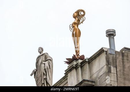 Auf dem New Yorker Gerichtsgebäude wurde eine neue Statue für Abtreibungen aufgestellt, die Kontroversen auslöst und als „Demoniac“ bezeichnet wird. Die glitzernde, goldene weibliche Skulptur aus einer rosa Lotusblume trägt den Spitzenkragen von Richter Ruth Bader Ginsburg. Die Statue wurde von der pakistanisch-amerikanischen Künstlerin Shahzia Sikander, 53, gebaut und wurde auf dem Dach des Gerichtsgebäudes der Berufungsabteilung, der ersten Justizabteilung des Obersten Gerichtshofs des Staates New York, neben Statuen einer Reihe anderer Gesetzgeber errichtet. Berühmt. Das Denkmal zieht jedoch die Aufmerksamkeit von Stockfoto