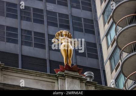 Auf dem New Yorker Gerichtsgebäude wurde eine neue Statue für Abtreibungen aufgestellt, die Kontroversen auslöst und als „Demoniac“ bezeichnet wird. Die glitzernde, goldene weibliche Skulptur aus einer rosa Lotusblume trägt den Spitzenkragen von Richter Ruth Bader Ginsburg. Die Statue wurde von der pakistanisch-amerikanischen Künstlerin Shahzia Sikander, 53, gebaut und wurde auf dem Dach des Gerichtsgebäudes der Berufungsabteilung, der ersten Justizabteilung des Obersten Gerichtshofs des Staates New York, neben Statuen einer Reihe anderer Gesetzgeber errichtet. Berühmt. Das Denkmal zieht jedoch die Aufmerksamkeit von Stockfoto