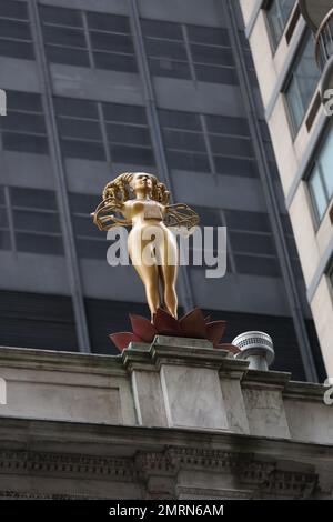 Auf dem New Yorker Gerichtsgebäude wurde eine neue Statue für Abtreibungen aufgestellt, die Kontroversen auslöst und als „Demoniac“ bezeichnet wird. Die glitzernde, goldene weibliche Skulptur aus einer rosa Lotusblume trägt den Spitzenkragen von Richter Ruth Bader Ginsburg. Die Statue wurde von der pakistanisch-amerikanischen Künstlerin Shahzia Sikander, 53, gebaut und wurde auf dem Dach des Gerichtsgebäudes der Berufungsabteilung, der ersten Justizabteilung des Obersten Gerichtshofs des Staates New York, neben Statuen einer Reihe anderer Gesetzgeber errichtet. Berühmt. Das Denkmal zieht jedoch die Aufmerksamkeit von Stockfoto