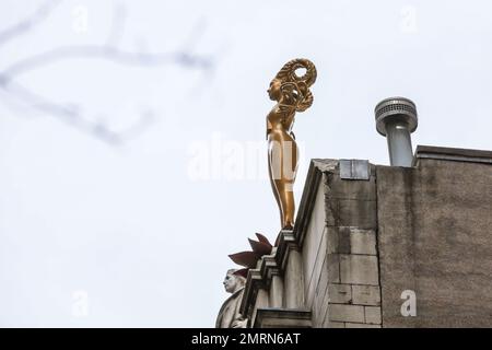 Auf dem New Yorker Gerichtsgebäude wurde eine neue Statue für Abtreibungen aufgestellt, die Kontroversen auslöst und als „Demoniac“ bezeichnet wird. Die glitzernde, goldene weibliche Skulptur aus einer rosa Lotusblume trägt den Spitzenkragen von Richter Ruth Bader Ginsburg. Die Statue wurde von der pakistanisch-amerikanischen Künstlerin Shahzia Sikander, 53, gebaut und wurde auf dem Dach des Gerichtsgebäudes der Berufungsabteilung, der ersten Justizabteilung des Obersten Gerichtshofs des Staates New York, neben Statuen einer Reihe anderer Gesetzgeber errichtet. Berühmt. Das Denkmal zieht jedoch die Aufmerksamkeit von Stockfoto