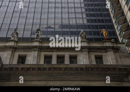 Auf dem New Yorker Gerichtsgebäude wurde eine neue Statue für Abtreibungen aufgestellt, die Kontroversen auslöst und als „Demoniac“ bezeichnet wird. Die glitzernde, goldene weibliche Skulptur aus einer rosa Lotusblume trägt den Spitzenkragen von Richter Ruth Bader Ginsburg. Die Statue wurde von der pakistanisch-amerikanischen Künstlerin Shahzia Sikander, 53, gebaut und wurde auf dem Dach des Gerichtsgebäudes der Berufungsabteilung, der ersten Justizabteilung des Obersten Gerichtshofs des Staates New York, neben Statuen einer Reihe anderer Gesetzgeber errichtet. Berühmt. Das Denkmal zieht jedoch die Aufmerksamkeit von Stockfoto