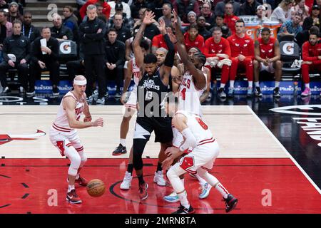 Chicago, USA. 31. Januar 2023. Paul George (13 Los Angeles Clippers) verliert den Ball während des Spiels zwischen den Chicago Bulls und den Los Angeles Clippers am Dienstag, den 31. Januar 2023 im United Center, Chicago, USA. (KEINE KOMMERZIELLE NUTZUNG) (Foto: Shaina Benhiyoun/Sports Press Photo/C - FRIST VON EINER STUNDE - FTP NUR AKTIVIEREN, WENN BILDER WENIGER ALS EINE STUNDE ALT sind - Alamy) Guthaben: SPP Sport Press Photo. Alamy Live News Stockfoto