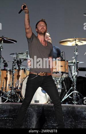 Charles Kelley von „Lady Antebellum“ tritt live in einem Konzert im Time Warner Amphitheater am Walnut Creek in Raleigh, NC auf. 8. Juni 2012 Stockfoto