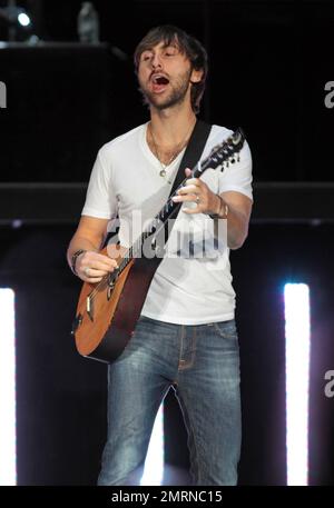 Dave Haywood von „Lady Antebellum“ spielt live im Time Warner Amphitheater am Walnut Creek in Raleigh, NC. 8. Juni 2012 . Stockfoto