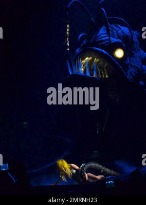 Lady Gaga tritt mit ihren Ersatztänzern auf und zeigt während ihres ausverkauften Konzerts im TD Garden einige dramatische Bühnendarbietungen. Mit vielen Kostümwechseln, darunter ihr funkenmaschineller Bikini, ein schwarzer BH und schwarze Nylonstrümpfe, ein Latex-Bauchteil und ein Maxi-Rock, der ihr aufwendiges Rücken-Tattoo zeigte, Und Accessoires wie eine Peitsche und rote Farbe, um Blut zu simulieren, begeisterte die augenbrauen aufziehende Gaga die gepackte Menge, die man sehen konnte, wie sie auf den Tribünen stand und ihre Hände klatschten. Irgendwann schlüpfte Gaga auch auf der Bühne herum, in die Arme eines Riesen gewickelt Stockfoto