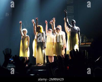 Lady Gaga tritt mit ihren Ersatztänzern auf und zeigt während ihres ausverkauften Konzerts im TD Garden einige dramatische Bühnendarbietungen. Mit vielen Kostümwechseln, darunter ihr funkenmaschineller Bikini, ein schwarzer BH und schwarze Nylonstrümpfe, ein Latex-Bauchteil und ein Maxi-Rock, der ihr aufwendiges Rücken-Tattoo zeigte, Und Accessoires wie eine Peitsche und rote Farbe, um Blut zu simulieren, begeisterte die augenbrauen aufziehende Gaga die gepackte Menge, die man sehen konnte, wie sie auf den Tribünen stand und ihre Hände klatschten. Irgendwann schlüpfte Gaga auch auf der Bühne herum, in die Arme eines Riesen gewickelt Stockfoto