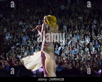 Lady Gaga tritt mit ihren Ersatztänzern auf und zeigt während ihres ausverkauften Konzerts im TD Garden einige dramatische Bühnendarbietungen. Mit vielen Kostümwechseln, darunter ihr funkenmaschineller Bikini, ein schwarzer BH und schwarze Nylonstrümpfe, ein Latex-Bauchteil und ein Maxi-Rock, der ihr aufwendiges Rücken-Tattoo zeigte, Und Accessoires wie eine Peitsche und rote Farbe, um Blut zu simulieren, begeisterte die augenbrauen aufziehende Gaga die gepackte Menge, die man sehen konnte, wie sie auf den Tribünen stand und ihre Hände klatschten. Irgendwann schlüpfte Gaga auch auf der Bühne herum, in die Arme eines Riesen gewickelt Stockfoto