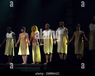 Lady Gaga tritt mit ihren Ersatztänzern auf und zeigt während ihres ausverkauften Konzerts im TD Garden einige dramatische Bühnendarbietungen. Mit vielen Kostümwechseln, darunter ihr funkenmaschineller Bikini, ein schwarzer BH und schwarze Nylonstrümpfe, ein Latex-Bauchteil und ein Maxi-Rock, der ihr aufwendiges Rücken-Tattoo zeigte, Und Accessoires wie eine Peitsche und rote Farbe, um Blut zu simulieren, begeisterte die augenbrauen aufziehende Gaga die gepackte Menge, die man sehen konnte, wie sie auf den Tribünen stand und ihre Hände klatschten. Irgendwann schlüpfte Gaga auch auf der Bühne herum, in die Arme eines Riesen gewickelt Stockfoto