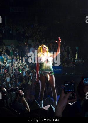 Lady Gaga tritt mit ihren Ersatztänzern auf und zeigt während ihres ausverkauften Konzerts im TD Garden einige dramatische Bühnendarbietungen. Mit vielen Kostümwechseln, darunter ihr funkenmaschineller Bikini, ein schwarzer BH und schwarze Nylonstrümpfe, ein Latex-Bauchteil und ein Maxi-Rock, der ihr aufwendiges Rücken-Tattoo zeigte, Und Accessoires wie eine Peitsche und rote Farbe, um Blut zu simulieren, begeisterte die augenbrauen aufziehende Gaga die gepackte Menge, die man sehen konnte, wie sie auf den Tribünen stand und ihre Hände klatschten. Irgendwann schlüpfte Gaga auch auf der Bühne herum, in die Arme eines Riesen gewickelt Stockfoto
