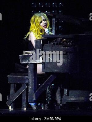 Lady Gaga setzt ihre Monster Ball Tour mit einer Aufführung im Bank Atlantic Center fort. Die Tour umfasst eine Vielzahl von Set- und Kostümwechseln, einschließlich des flammenden Klaviers, von dem Gaga bei einem Tourstopp in Houston, Texas, Ende letzter Woche, einen Sturz hinnehmen musste. Und ein fast durchsichtiges Plastikkleid, durch das man ihre Brustwarzen sehen konnte, war mit Kreuzen aus Klebeband bedeckt. Weitere Höhepunkte waren ein Unitard mit strategisch platzierten Glitzern, aufwändige Tanzroutinen und ein Set mit einem riesigen Anglerfisch. Sunrise, Florida. 4/12/11. Stockfoto