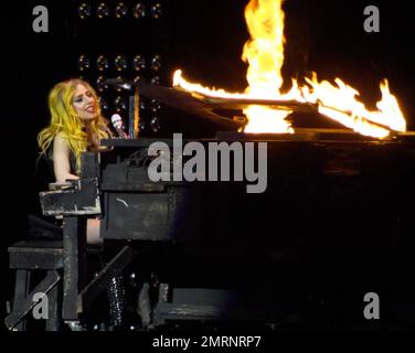 Lady Gaga setzt ihre Monster Ball Tour mit einer Aufführung im Bank Atlantic Center fort. Die Tour umfasst eine Vielzahl von Set- und Kostümwechseln, einschließlich des flammenden Klaviers, von dem Gaga bei einem Tourstopp in Houston, Texas, Ende letzter Woche, einen Sturz hinnehmen musste. Und ein fast durchsichtiges Plastikkleid, durch das man ihre Brustwarzen sehen konnte, war mit Kreuzen aus Klebeband bedeckt. Weitere Höhepunkte waren ein Unitard mit strategisch platzierten Glitzern, aufwändige Tanzroutinen und ein Set mit einem riesigen Anglerfisch. Sunrise, Florida. 4/12/11. Stockfoto